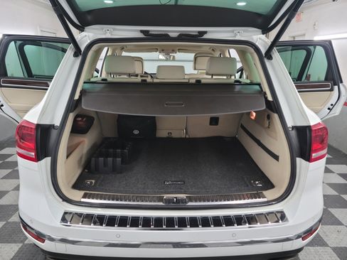 Used 2015 Volkswagen Touareg Sport image 16