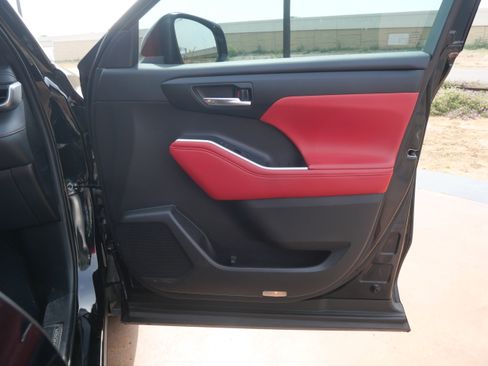 Used 2023 Toyota Highlander XSE image 13