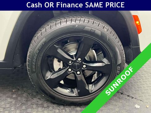 Used 2022 Jeep Grand Cherokee Altitude AWD/4WD image 6