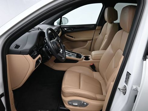 Certified 2025 Porsche Macan AWD/4WD image 9