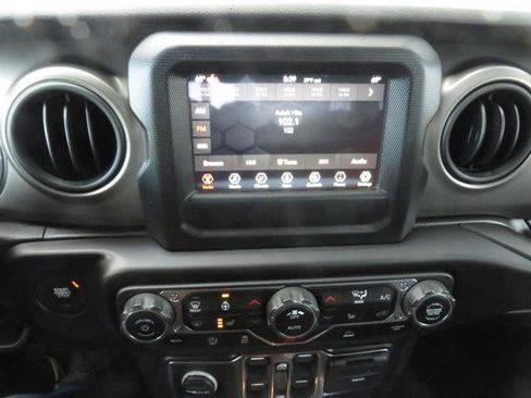 Used 2021 Jeep Gladiator Willys image 19