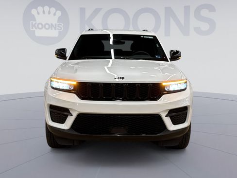 Used 2025 Jeep Grand Cherokee Altitude AWD/4WD image 4