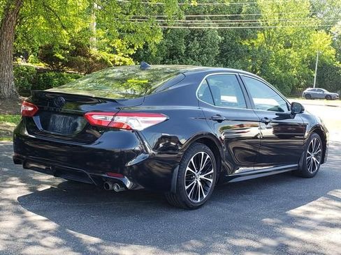 Used 2020 Toyota Camry SE w/ Blackout Package FWD image 3