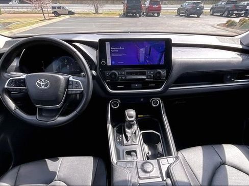 Used 2025 Toyota Grand Highlander AWD image 15