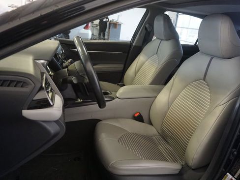 Used 2022 Toyota Camry SE w/ Convenience Package image 6