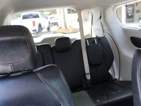 Used 2017 Chrysler Pacifica Touring-L Plus image 11