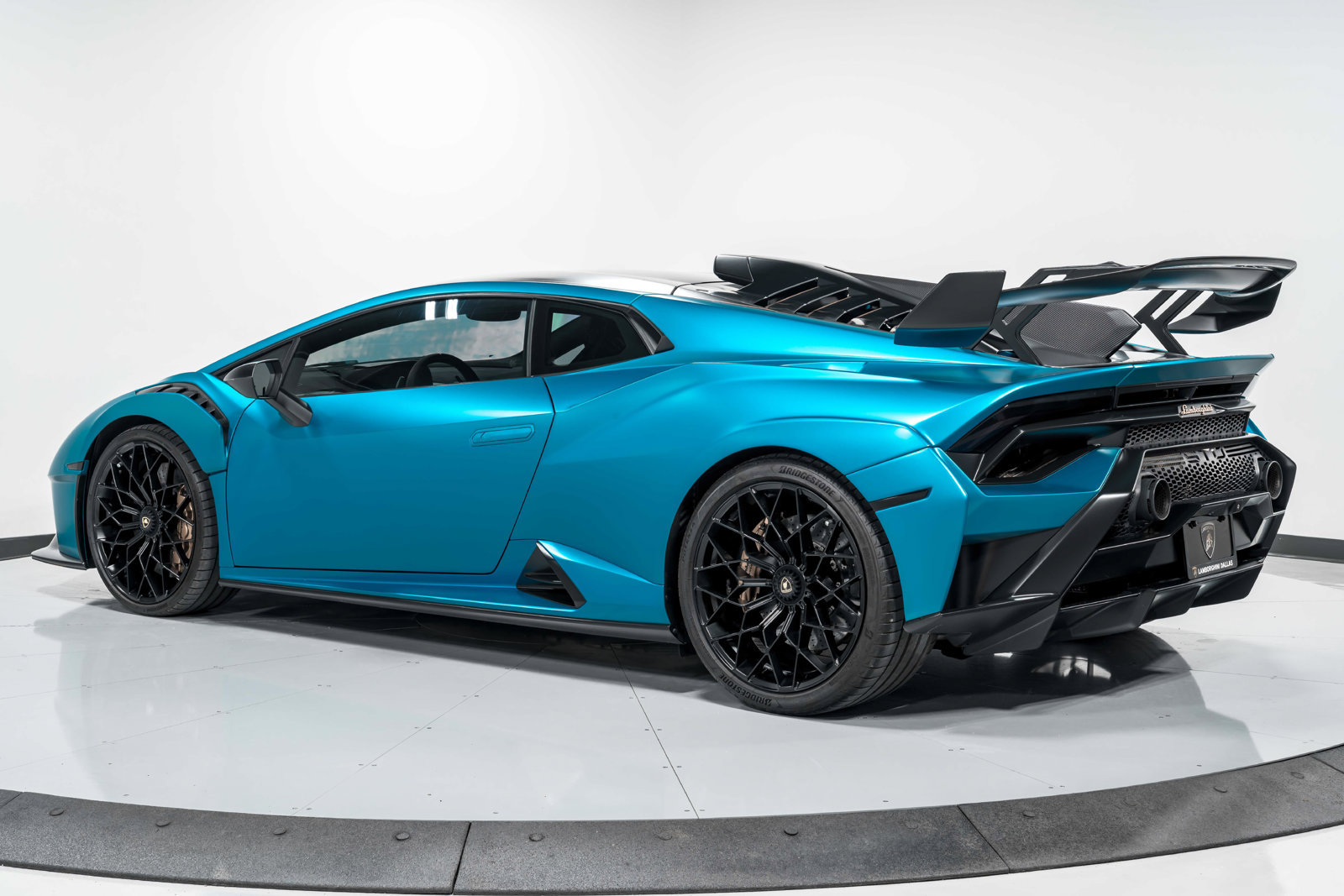 Used 2022 Lamborghini Huracan STO RWD image 5