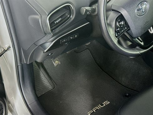 Used 2020 Toyota Prius XLE FWD image 17