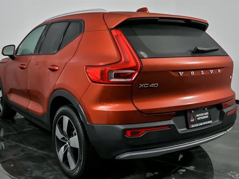 Used 2019 Volvo XC40 T4 Momentum image 9
