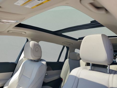 New 2026 Mercedes-Benz GLS 450 4MATIC image 17