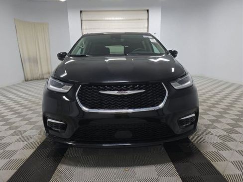 Used 2024 Chrysler Pacifica Touring-L image 15