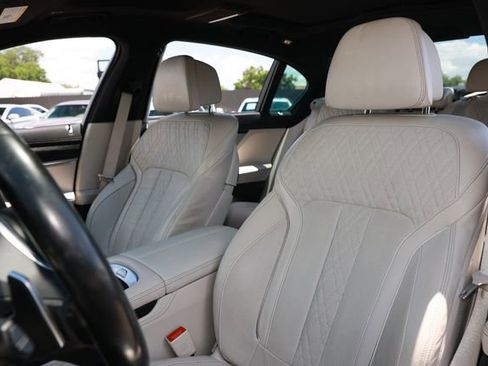 Used 2022 BMW 740i w/ Luxury Rear Seating Package RWD image 9