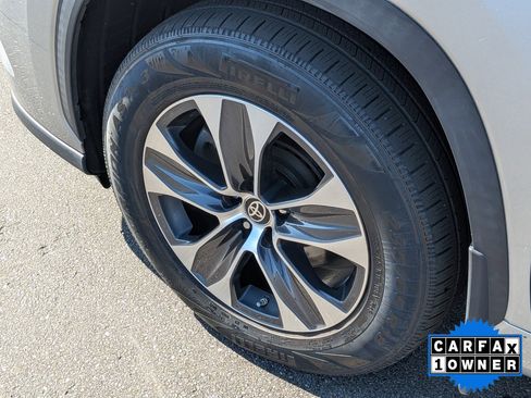 Used 2021 Toyota Highlander XLE AWD/4WD image 11