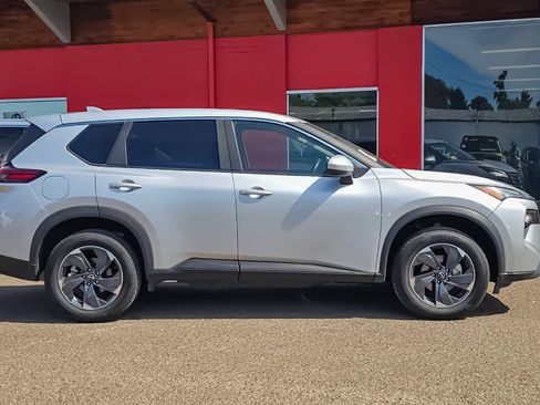 Used 2025 Nissan Rogue SV FWD image 2