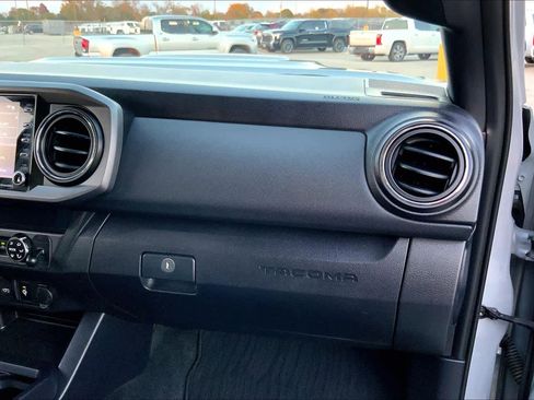 Used 2020 Toyota Tacoma TRD Sport w/ Technology Package image 17