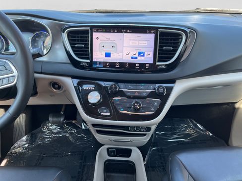 Used 2023 Chrysler Pacifica Touring-L FWD image 11