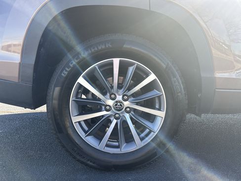 Used 2017 Toyota Highlander XLE image 34