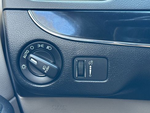 Used 2019 Dodge Grand Caravan SXT FWD image 17