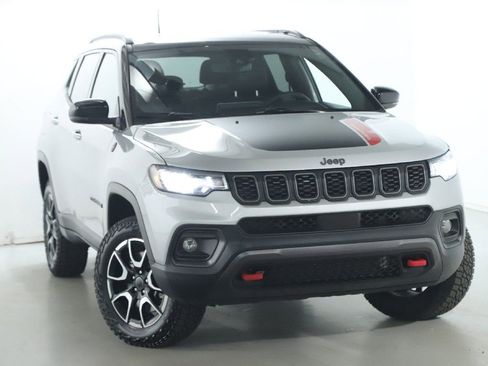 Used 2025 Jeep Compass Trailhawk image 2