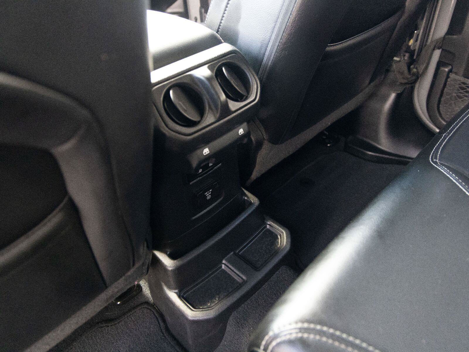 Used 2023 Jeep Wrangler Unlimited Sahara AWD/4WD image 31