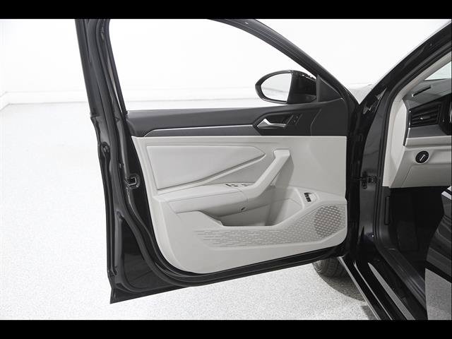 Certified 2023 Volkswagen Jetta SE FWD image 4