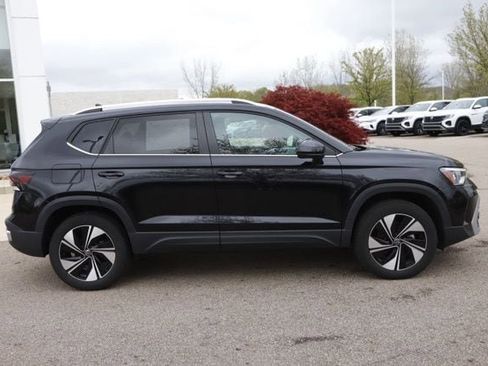 Used 2025 Volkswagen Taos SE w/ Panoramic Sunroof Package AWD/4WD image 2