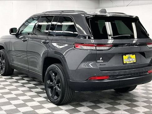 Used 2024 Jeep Grand Cherokee Altitude AWD/4WD image 2