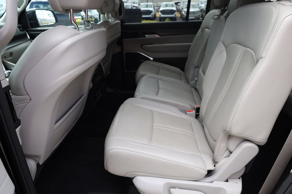 Used 2024 Jeep Wagoneer Series II w/ Flexible Seating Group AWD/4WD image 17