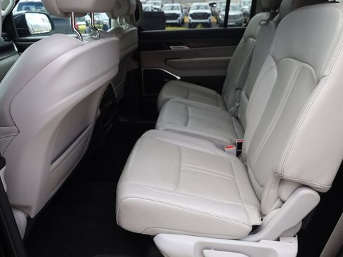 Used 2024 Jeep Wagoneer Series II w/ Flexible Seating Group AWD/4WD image 17