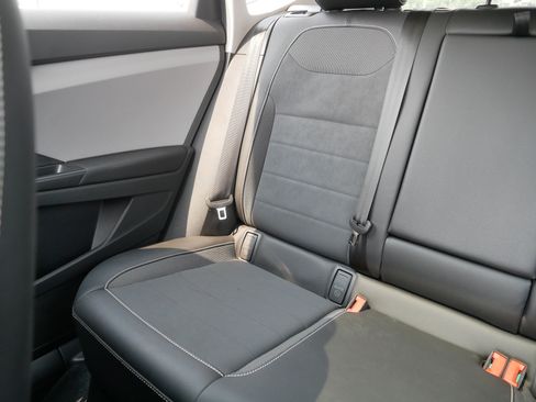 Used 2023 Volkswagen Taos SE w/ Panoramic Sunroof Package AWD/4WD image 12