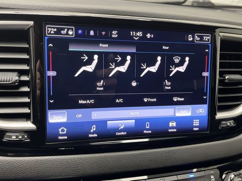 Used 2025 Chrysler Pacifica Select image 19