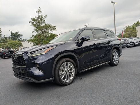 Used 2023 Toyota Highlander Limited FWD image 10