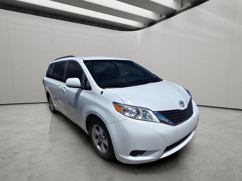 Used 2013 Toyota Sienna LE FWD image 13
