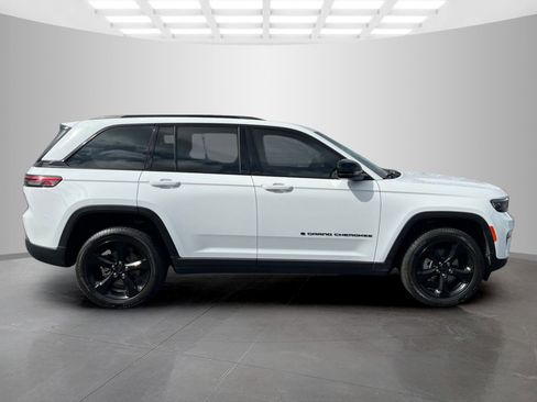Used 2022 Jeep Grand Cherokee Altitude image 3