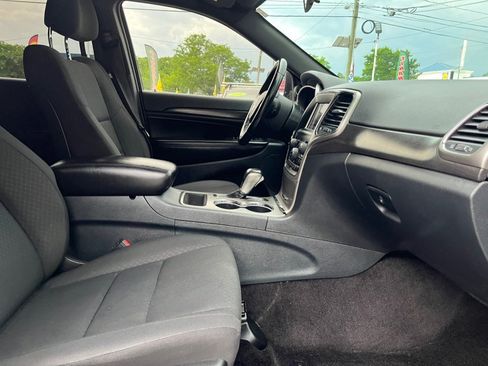 Used 2018 Jeep Grand Cherokee Laredo AWD/4WD image 23