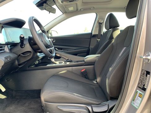 Used 2025 Hyundai Elantra SEL image 25