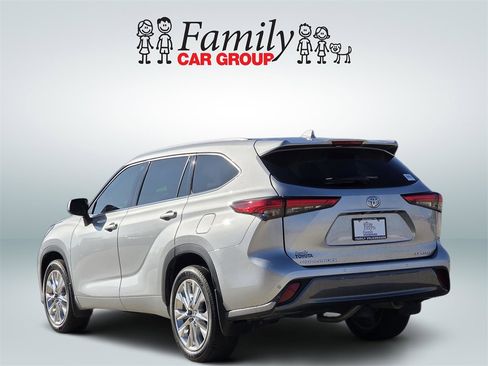 Used 2021 Toyota Highlander Limited image 3