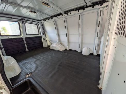 Used 2018 Chevrolet Express 2500 w/ Driver Convenience Package RWD image 26