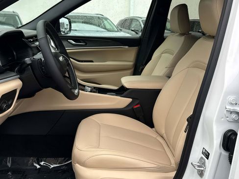 Used 2025 Jeep Grand Cherokee Limited AWD/4WD image 20