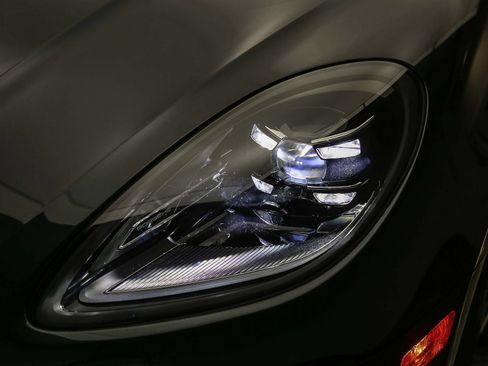Certified 2025 Porsche Macan S AWD/4WD image 10