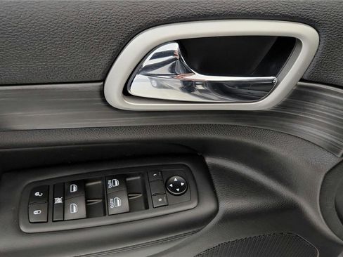 Used 2020 Jeep Grand Cherokee Laredo image 24