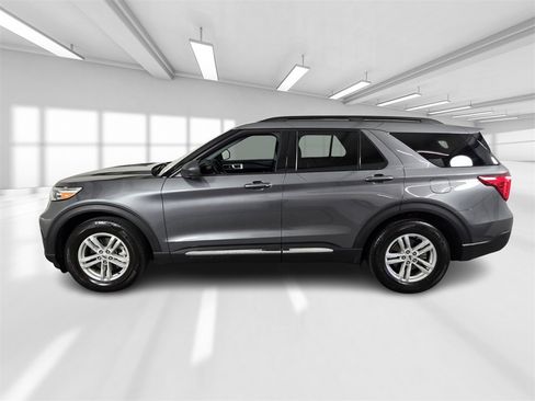 Used 2023 Ford Explorer XLT image 3