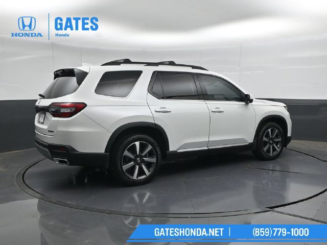 Used 2023 Honda Pilot Touring image 2