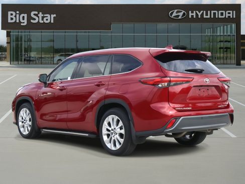 Used 2022 Toyota Highlander Limited image 3