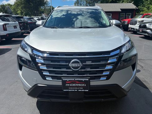 Used 2024 Nissan Rogue SV w/ SV Premium Package AWD/4WD image 3