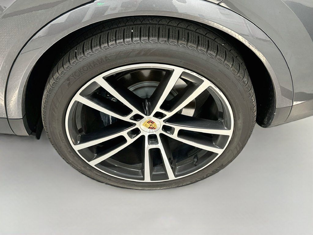 Certified 2024 Porsche Cayenne AWD/4WD image 34