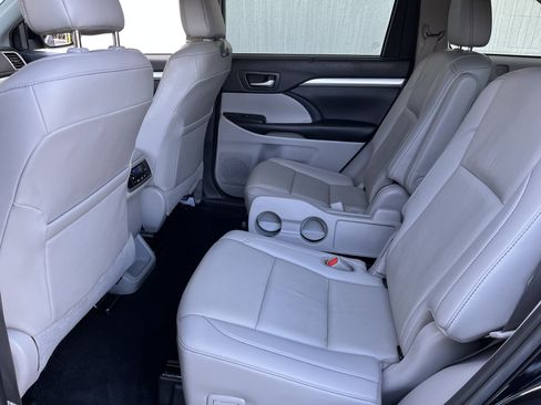Used 2019 Toyota Highlander XLE image 16