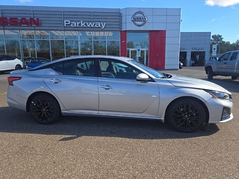 New 2025 Nissan Altima 2.5 SV image 8