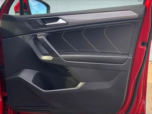 Used 2022 Volkswagen Tiguan SE w/ Panoramic Sunroof Package image 29