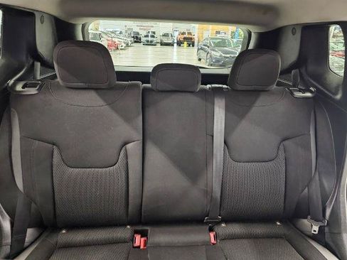 Used 2018 Jeep Renegade Altitude FWD image 32